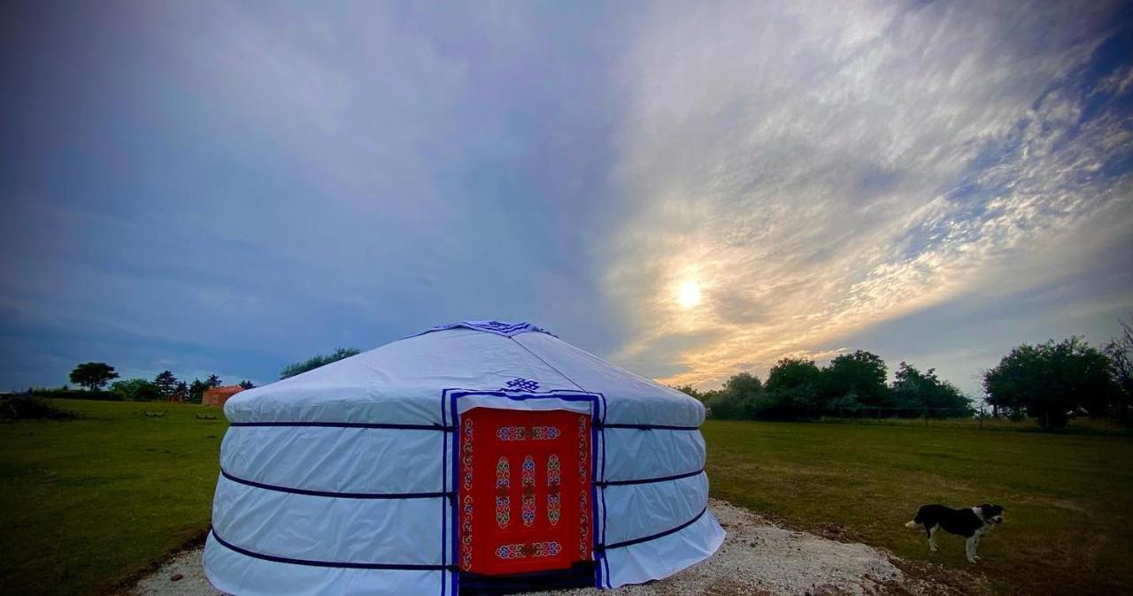 Dharma Horse Shelter Bungalows & Farmping 시오포크 외부 사진